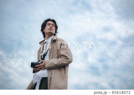 カメラを持つ男性 カメラを持つ男性 95618072