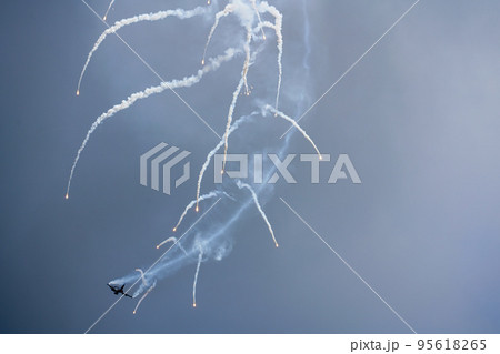 Military supersonic fighter jet conducts shooting of false thermal traps Military supersonic fighter jet conducts shooting of false thermal traps 95618265