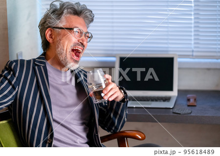 コーヒー　おいしい　味わう 95618489