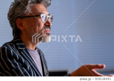 コーヒー　バリスタ　飲む　語る 95618491