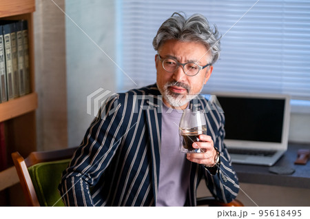 コーヒー　おいしい　味わう 95618495