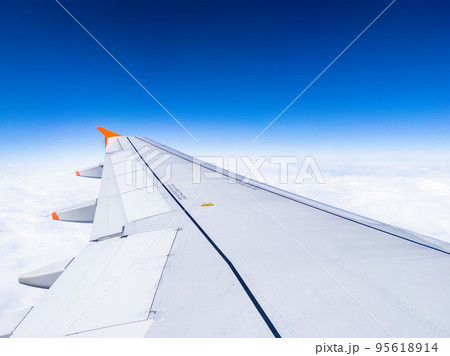 飛行中の機内から雲海を眺める (日本上空) 飛行中の機内から雲海を眺める (日本上空) 95618914
