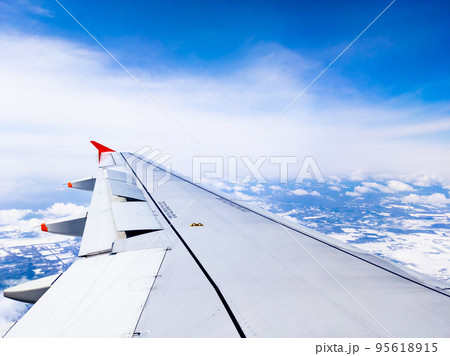 飛行中の機内から見る冬の北海道上空 (北海道、厚真町上空) 飛行中の機内から見る冬の北海道上空 (北海道、厚真町上空) 95618915