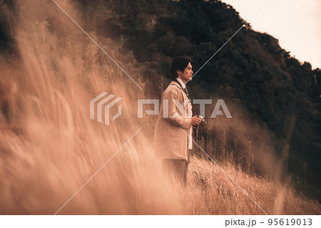 草原でカメラを待つ男性 草原でカメラを待つ男性 95619013