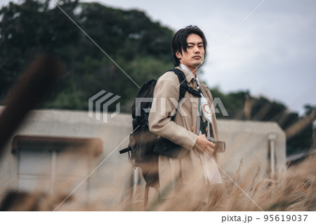 草原でカメラを待つ男性 95619037