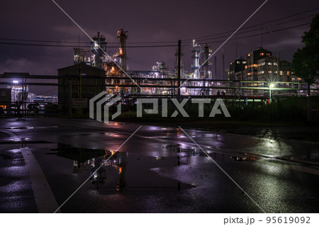 夕暮れの周南工場夜景夜の煌めき 95619092