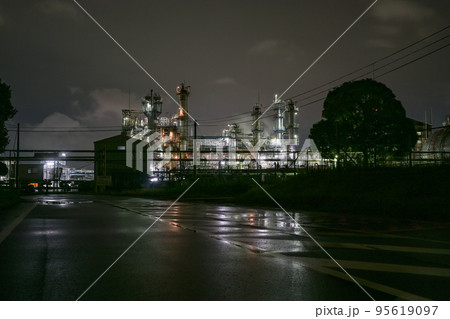 夕暮れの周南工場夜景夜の煌めき 95619097