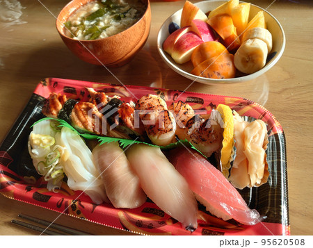 'Sushi' japanese foods / 江戸前握り（海鮮にぎり）のランチセット 95620508