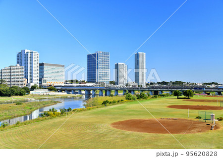 新二子橋/多摩川より二子玉川駅方面を望む(東京都世田谷区)【2022.10】 新二子橋/多摩川より二子玉川駅方面を望む(東京都世田谷区)【2022.10】 95620828