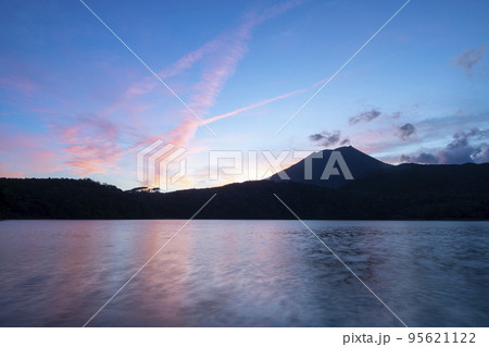 御池に映る夕焼けと高千穂峰 御池に映る夕焼けと高千穂峰 95621122