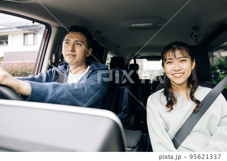 ドライブデートするカップルイメージ　 95621337