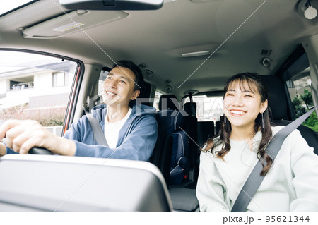 ドライブデートするカップルイメージ　 95621344