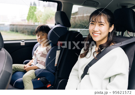 男の子とドライブする家族イメージ 95621572