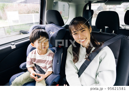 男の子とドライブする家族イメージ 95621581