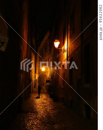ローマの夜の路地裏 95622062