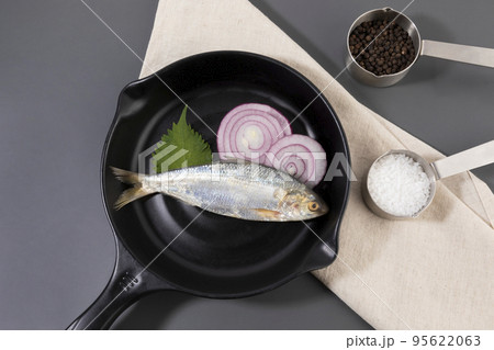 gizzard shad fish on the frying fan 95622063