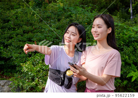 korean young women hiking and plogging_find directions using smartphone korean young women hiking and plogging_find directions using smartphone 95622159