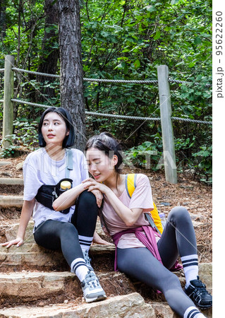 korean young women hiking and plogging_resting 95622260