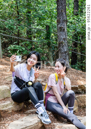 korean young women hiking and plogging_taking photo 95622261