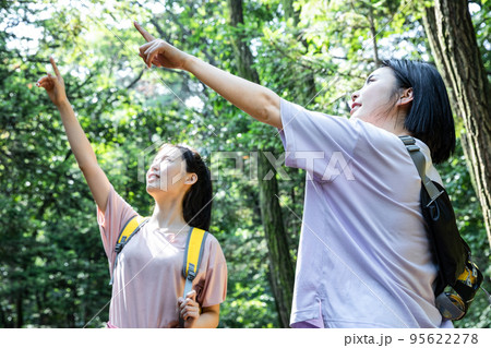 korean young women hiking and plogging_pointing to sky 95622278