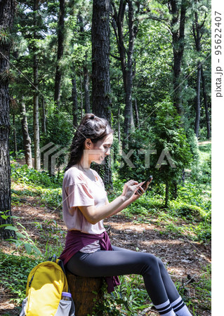 korean young woman hiking and plogging__sitting down 95622407