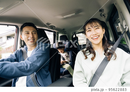 男の子とドライブする家族イメージ 男の子とドライブする家族イメージ 95622883