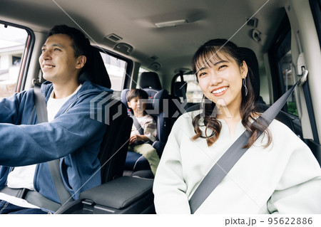 男の子とドライブする家族イメージ 95622886