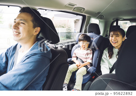 男の子とドライブする家族イメージ 95622892