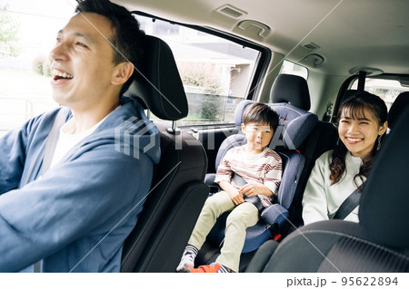 男の子とドライブする家族イメージ 95622894
