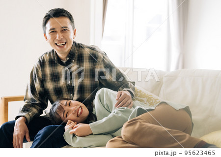 新婚・同棲・仲良しカップルイメージ 95623465