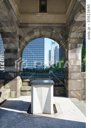 和田倉門交差点に遺る元宮城和田倉門守衛所（東京都千代田区） 95623690