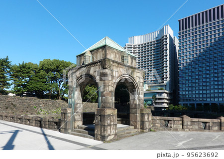 和田倉門交差点に遺る元宮城和田倉門守衛所（東京都千代田区） 95623692