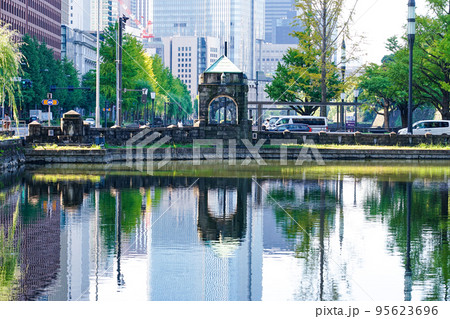 和田倉門交差点に遺る元宮城和田倉門守衛所（東京都千代田区） 95623696