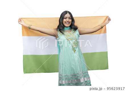 Woman holding the Indian flag 95623917