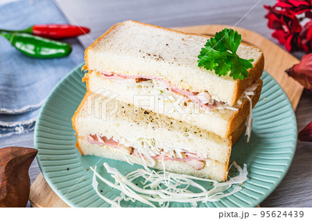 合鴨ロースとキャベツのサンドイッチ 95624439