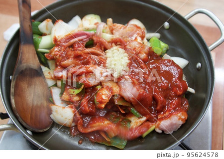 釜山のヌタウナギの鍋 95624578