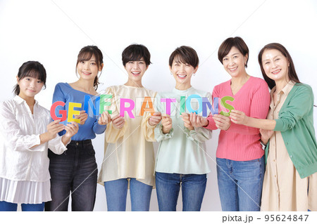 白バックに並ぶ世代別女性 白バックに並ぶ世代別女性 95624847
