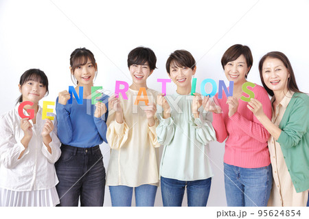 白バックに並ぶ世代別女性 95624854
