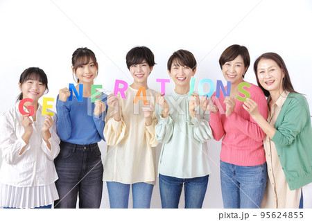白バックに並ぶ世代別女性 95624855