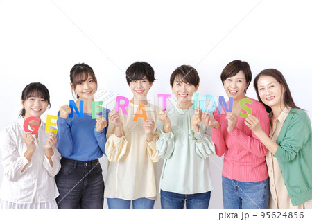 白バックに並ぶ世代別女性 95624856