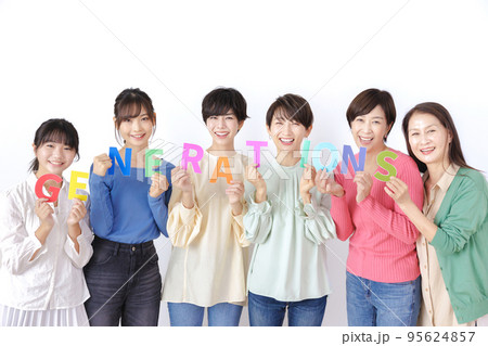 白バックに並ぶ世代別女性 95624857