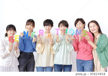 白バックに並ぶ世代別女性 95624858