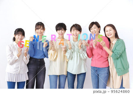 白バックに並ぶ世代別女性 白バックに並ぶ世代別女性 95624860