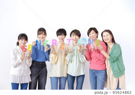 白バックに並ぶ世代別女性 95624862