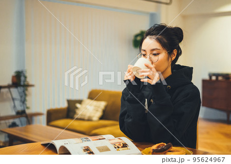 夜に部屋でコーヒーを飲む女性 夜に部屋でコーヒーを飲む女性 95624967