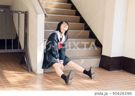階段にいる女子高生 95626390