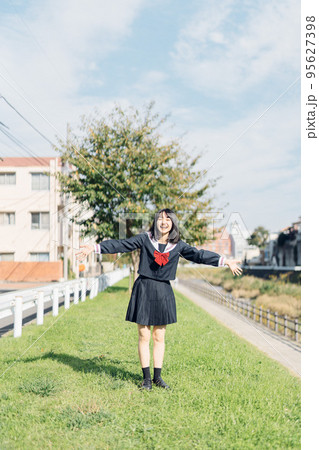 放課後 帰り道の女子高生 放課後 帰り道の女子高生 95627398