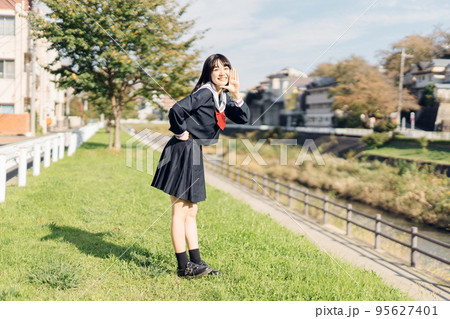 放課後　帰り道の女子高生 95627401