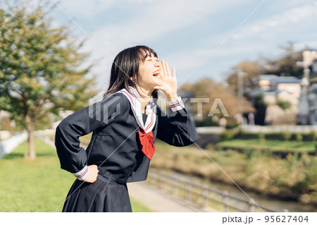 放課後　帰り道の女子高生 95627404