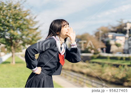放課後　帰り道の女子高生 95627405